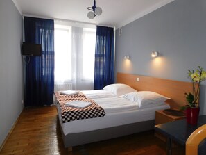 Basic Twin Room | In-room safe, iron/ironing board, free WiFi, bed sheets - Korona Guest Rooms (Kraków)