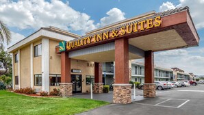 A hotel with a sign reading "Quality Inn & Suites" and a "Lobby" sign. - Quality Inn & Suites El Cajon San Diego East (El Cajon)