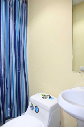 Quarto quádruplo, várias camas, para não fumantes | Banheiro | Chuveiro, produtos de toalete grátis, toalhas de banho 
