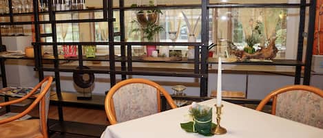 Petit déjeuner buffet (11 EUR par personne)