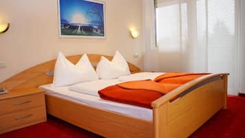 Minibar, individuell eingerichtet, Schreibtisch