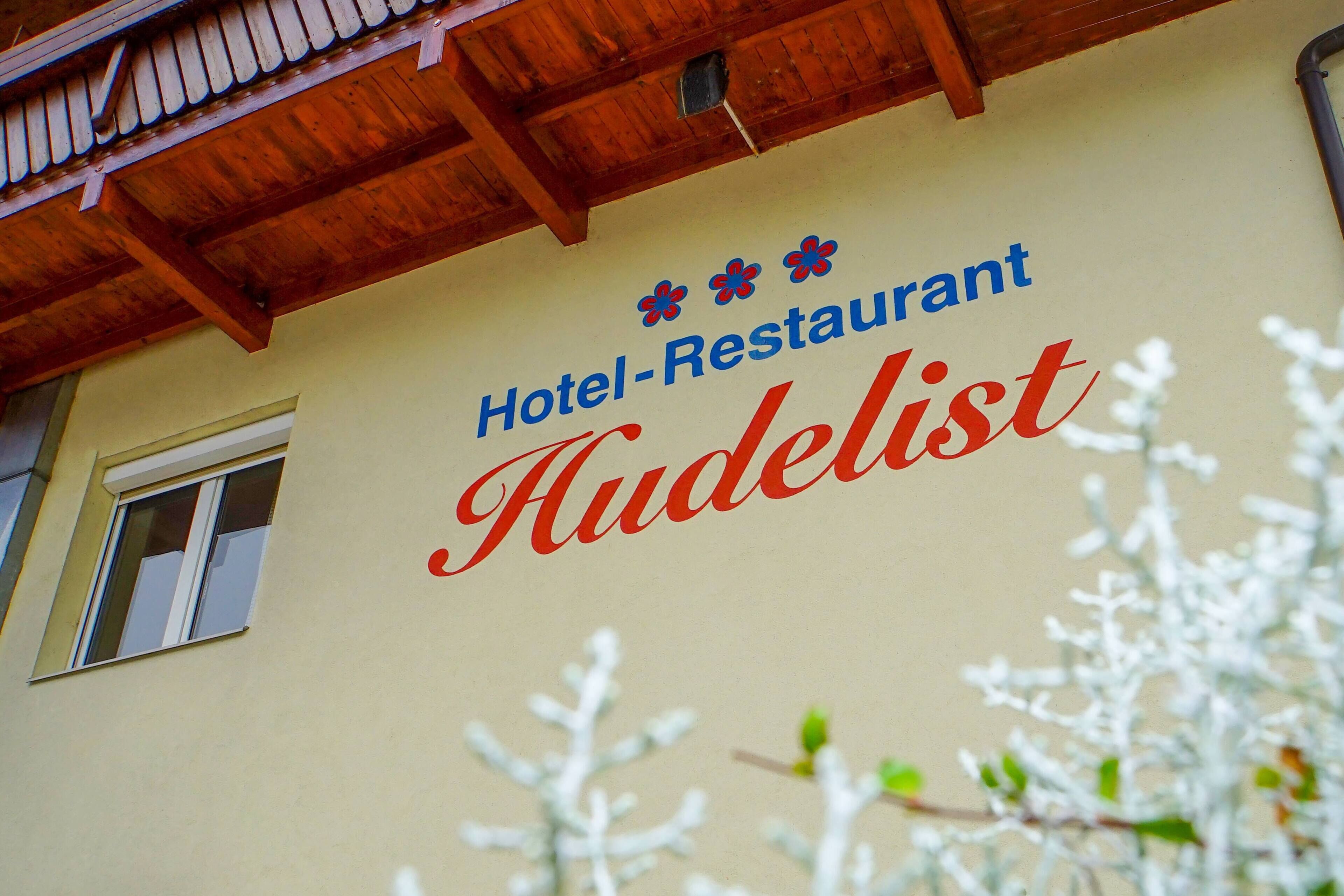 A building with a sign that reads "Hotel-Restaurant Rudelst."