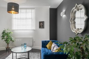 Executive Apartment, 1 Bedroom (Flat 4) | 客廳 | 智能電視