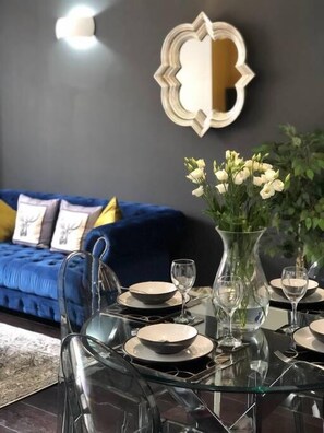 Executive Apartment, 1 Bedroom (Flat 4) | Oleskelualue | Älytelevisio