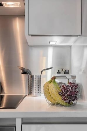 Executive Apartment, 1 Bedroom (Flat 4) | Eget kök | Stort kylskåp, mikrovågsugn, ugn och spishäll