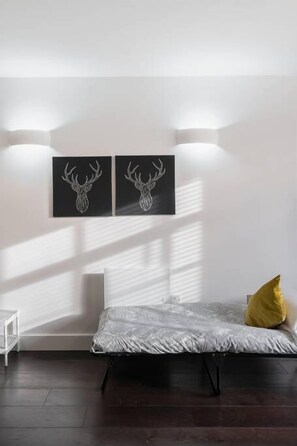 Executive Apartment, 1 Bedroom (Flat 4) | 1 makuuhuone, yksilöllisesti sisustettu, yksilöllisesti kalustettu