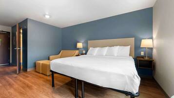 Deluxe studio, 1 kingsize bed met slaapbank, niet-roken, koelkast en magnetron | Een bureau, een laptopwerkplek, verduisterende gordijnen