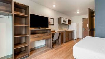 Standard Studio, 1 Queen Bed, Non Smoking, Refrigerator & Microwave | Desk, laptop workspace, blackout drapes, iron/ironing board