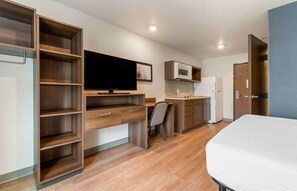Standard Studio, 1 Queen Bed, Non Smoking, Refrigerator & Microwave