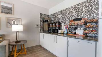 Bao gồm bữa sáng mang đi hàng ngày