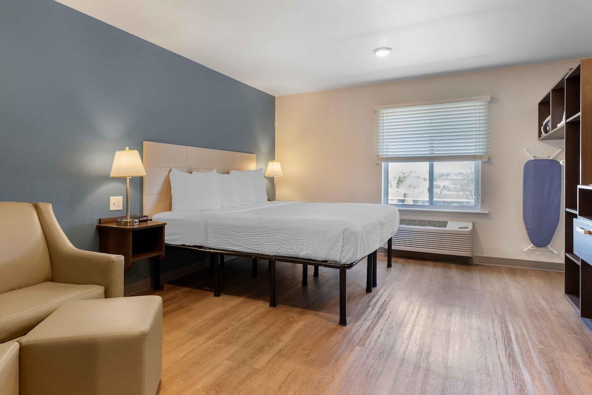 Deluxe Studio, 1 King Bed with Sofa bed, Non Smoking, Refrigerator & Microwave