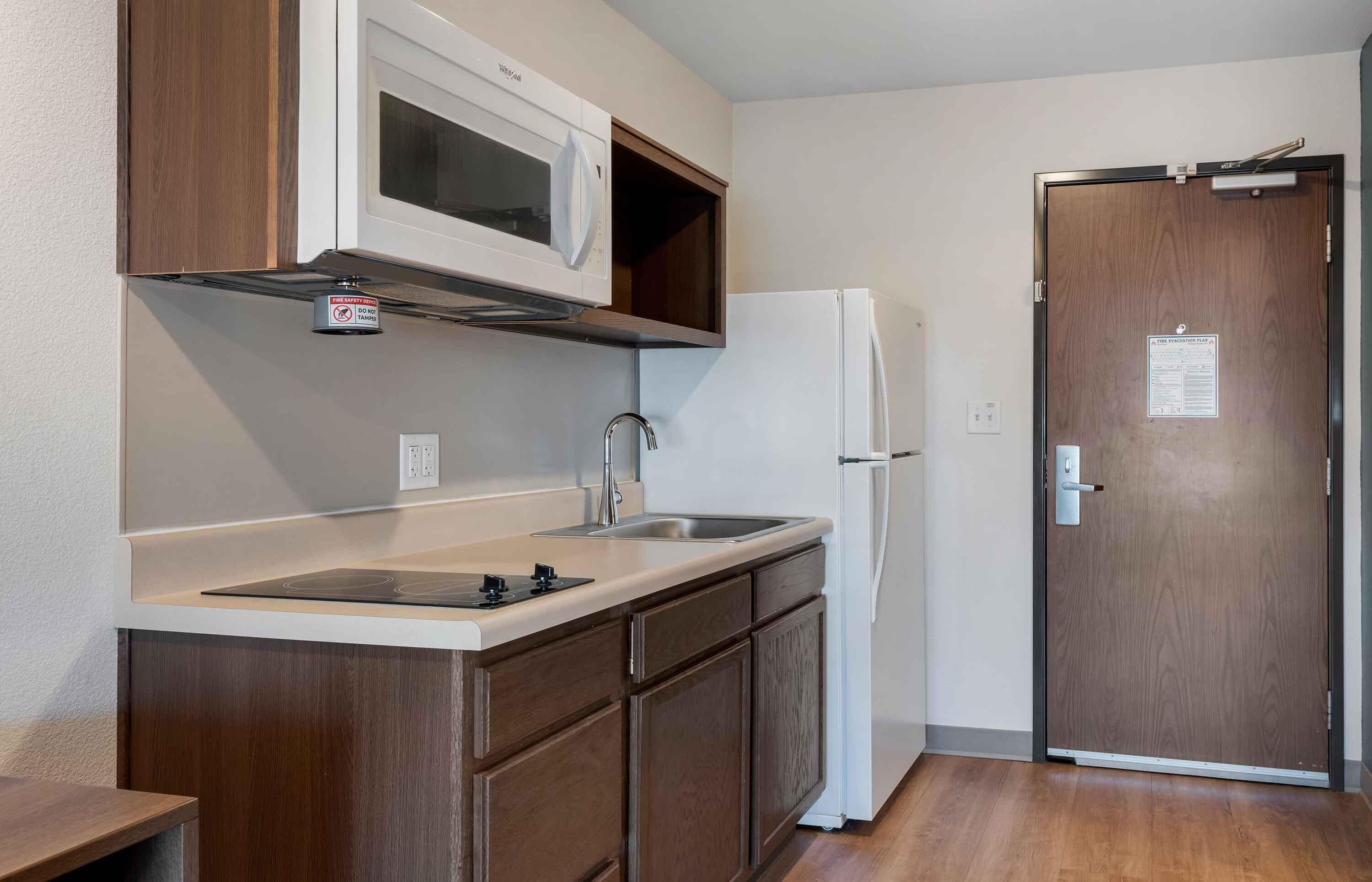 Standard Studio, 1 Queen Bed, Non Smoking, Refrigerator & Microwave | Private kitchen