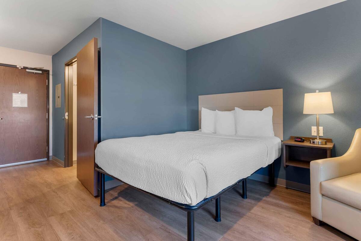 Standard Studio, 1 Queen Bed, Non Smoking, Refrigerator & Microwave