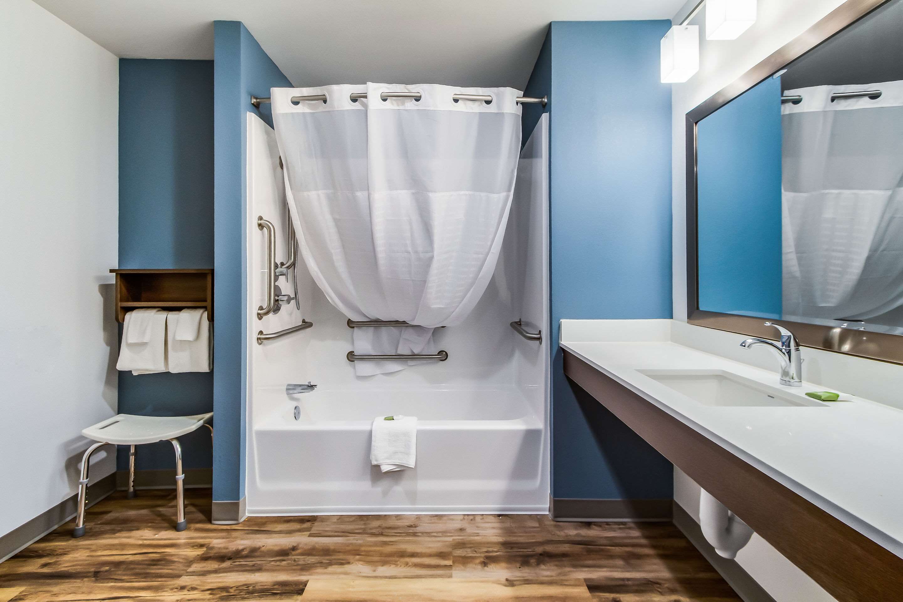 Combined shower/bathtub, hair dryer, soap, shampoo