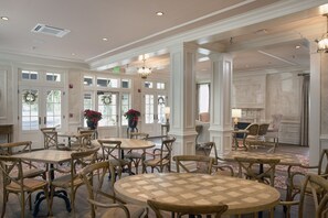Lobby sitting area - Old Town Bluffton Inn (Bluffton)