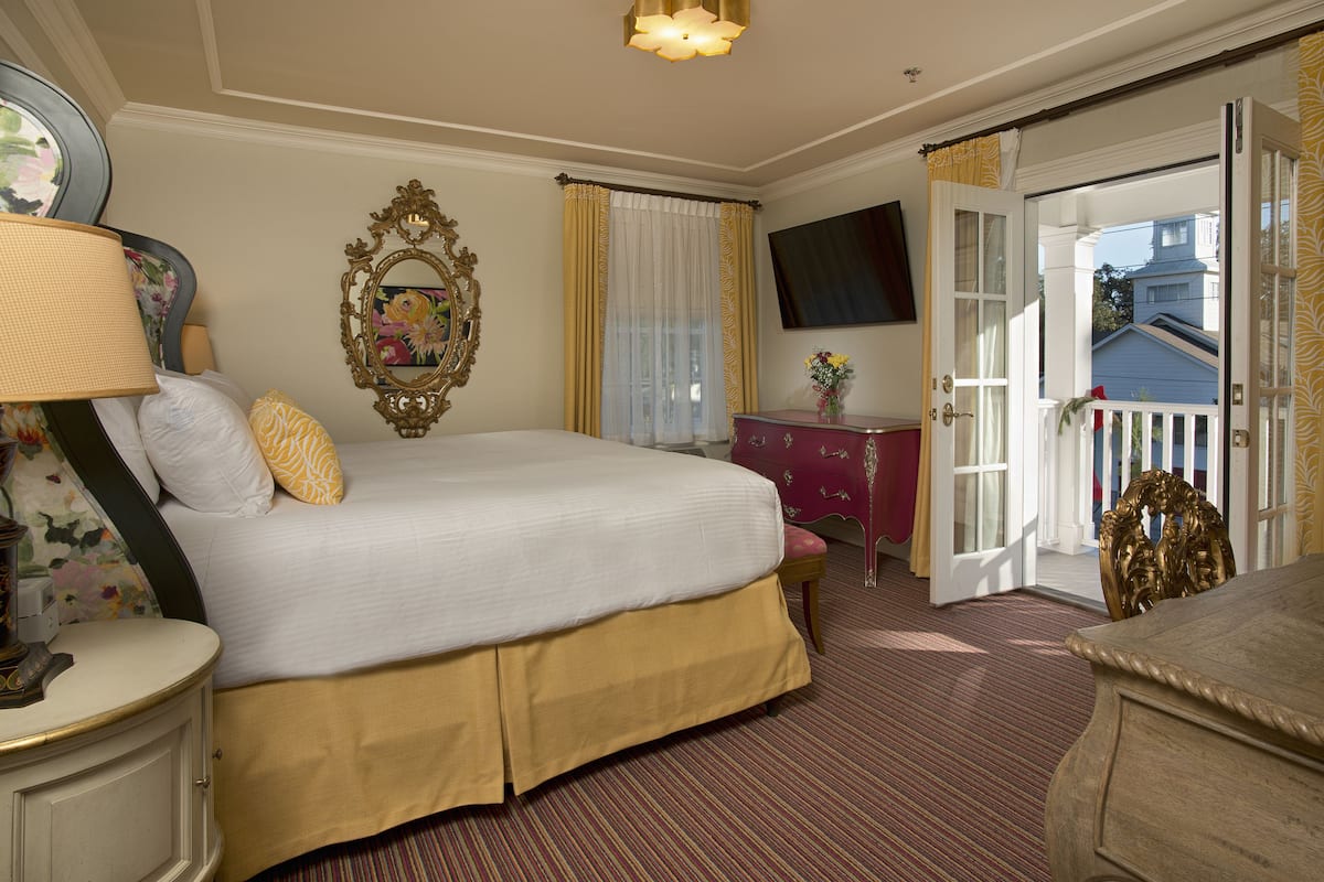 Room 304, 1 King Bed, Non Smoking | Balcony