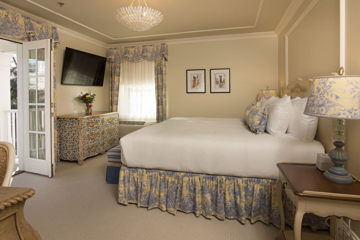 Room 301, 1 King Bed, Non Smoking | Balcony