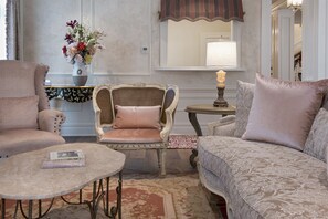 Lobby sitting area - Old Town Bluffton Inn (Bluffton)