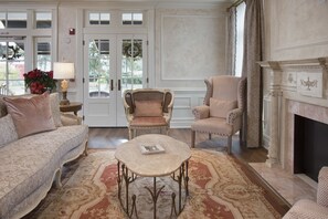 Lobby sitting area - Old Town Bluffton Inn (Bluffton)
