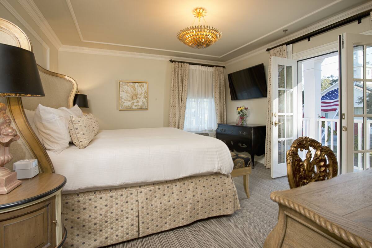 Room 204, 1 King Bed, Non Smoking | Balcony