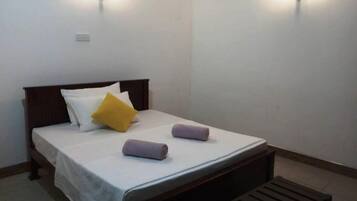 Escritorio y camas extra