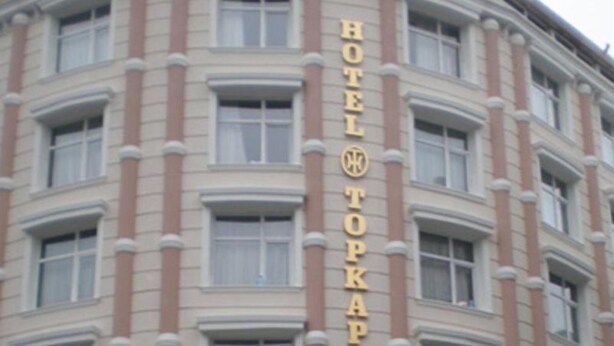 A multi-story building with a prominent sign reading "HOTEL TOPKAPI". - Topkapi Hotel (Istanbul)
