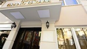Entrada de un hotel con un letrero que dice 'HOTEL GRAND BAZAAR'.