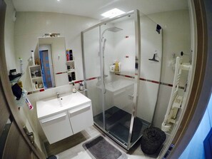 Shower, slippers, towels - Charming and cosy rooms (Reze)