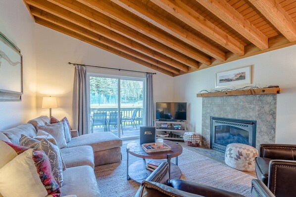 TV, fireplace