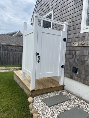 Property grounds - Summer 2026 - Updated 2 Bedroom in Snug Harbor East Matunuck Pet Friendly (South Kingstown)