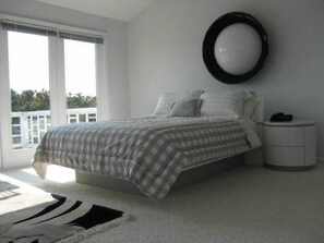 4 bedrooms, desk, iron/ironing board, travel crib -  MV Beach Escape - Spacious Katama Beach House. 
Booking for 2026 (Edgartown (Katama))