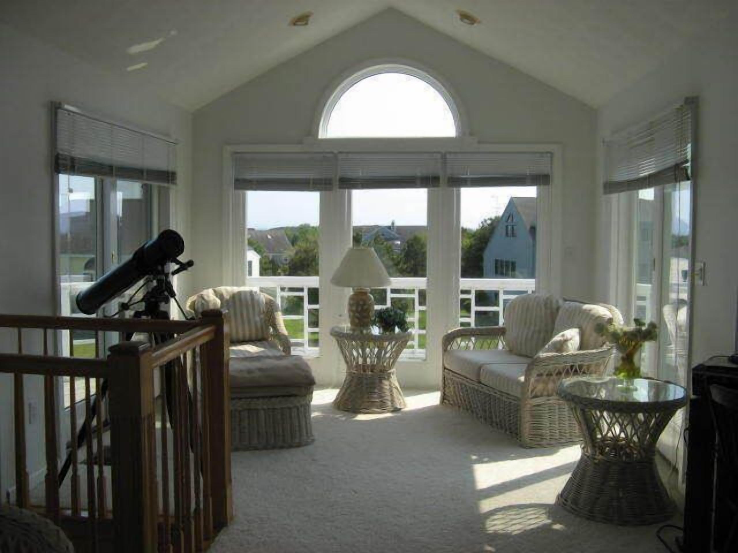 تلفزيون ذكي، مدفأة، مشغل دي في دي، كرة قدم الطاولة