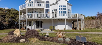 MV Beach Escape - Spacious Katama Beach House.
Booking 2026 Open August 4-9