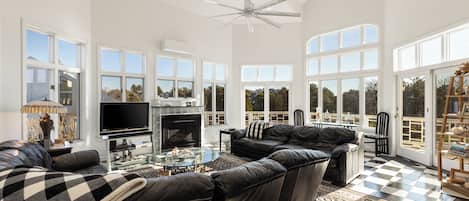 Smart-tv, eldstad, dvd-spelare och bordsfotboll