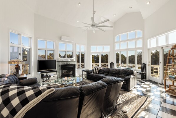 Smart-TV, Kamin, DVD-Player, Tischfußball