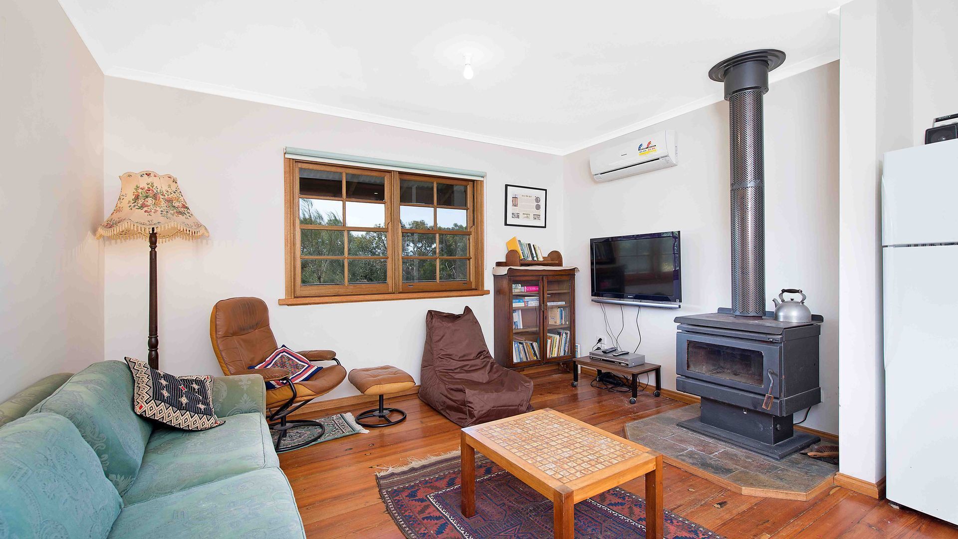 Beachcombers Coastal Retreat in bush setting close to Apollo Bay.