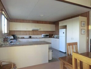 Fridge, microwave, oven, stovetop - Macedon Ranges Views, Spring Hill via Kyneton (Spring Hill)