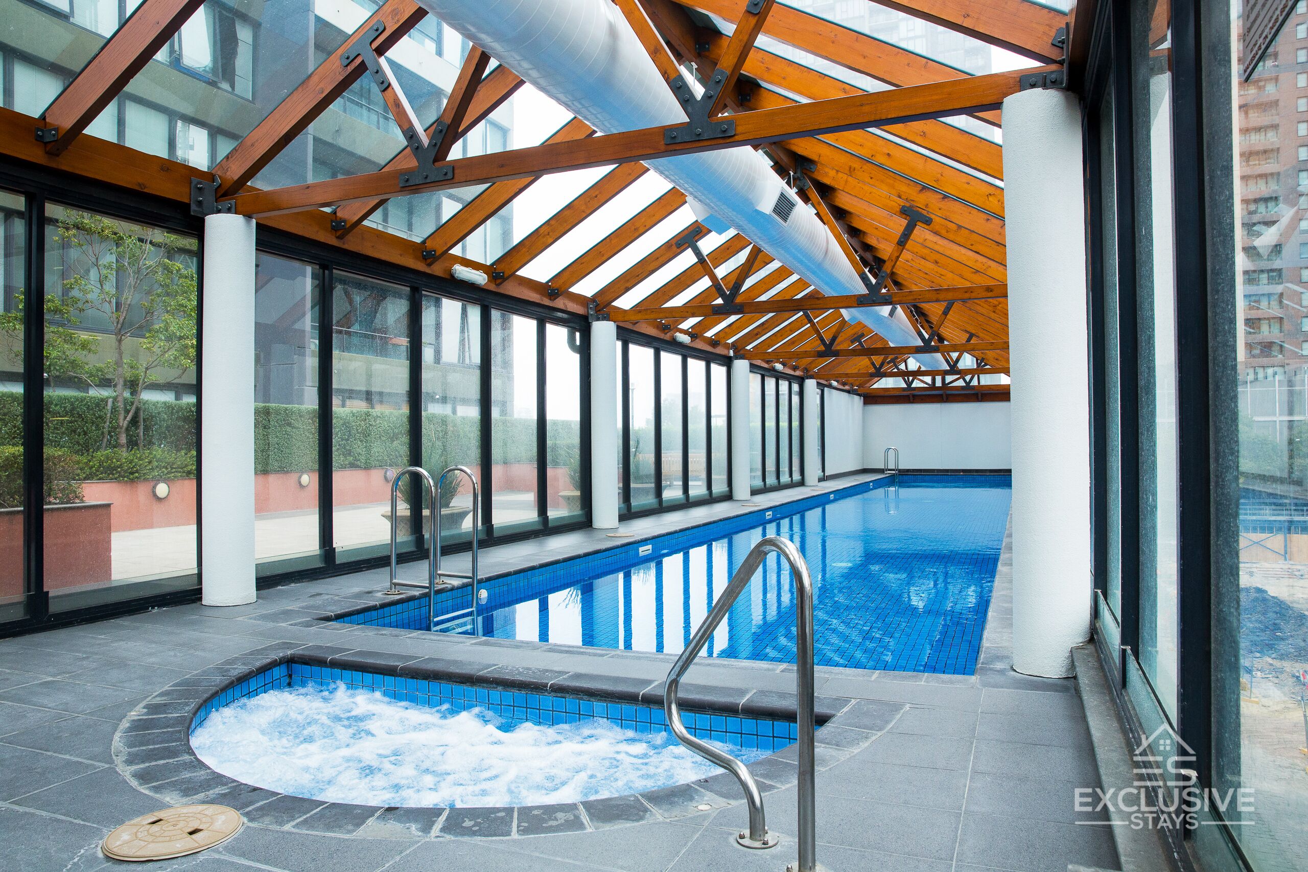 Een binnenzwembad en een verwarmd zwembad