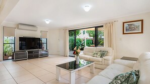 Netflix, streaming services - Stylish Noosaville Duplex close to river (NOOSAVILLE)