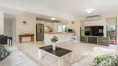 Stylish Noosaville Duplex close to river