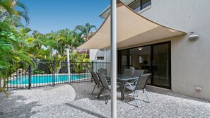 Outdoor dining - Stylish Noosaville Duplex close to river (NOOSAVILLE)