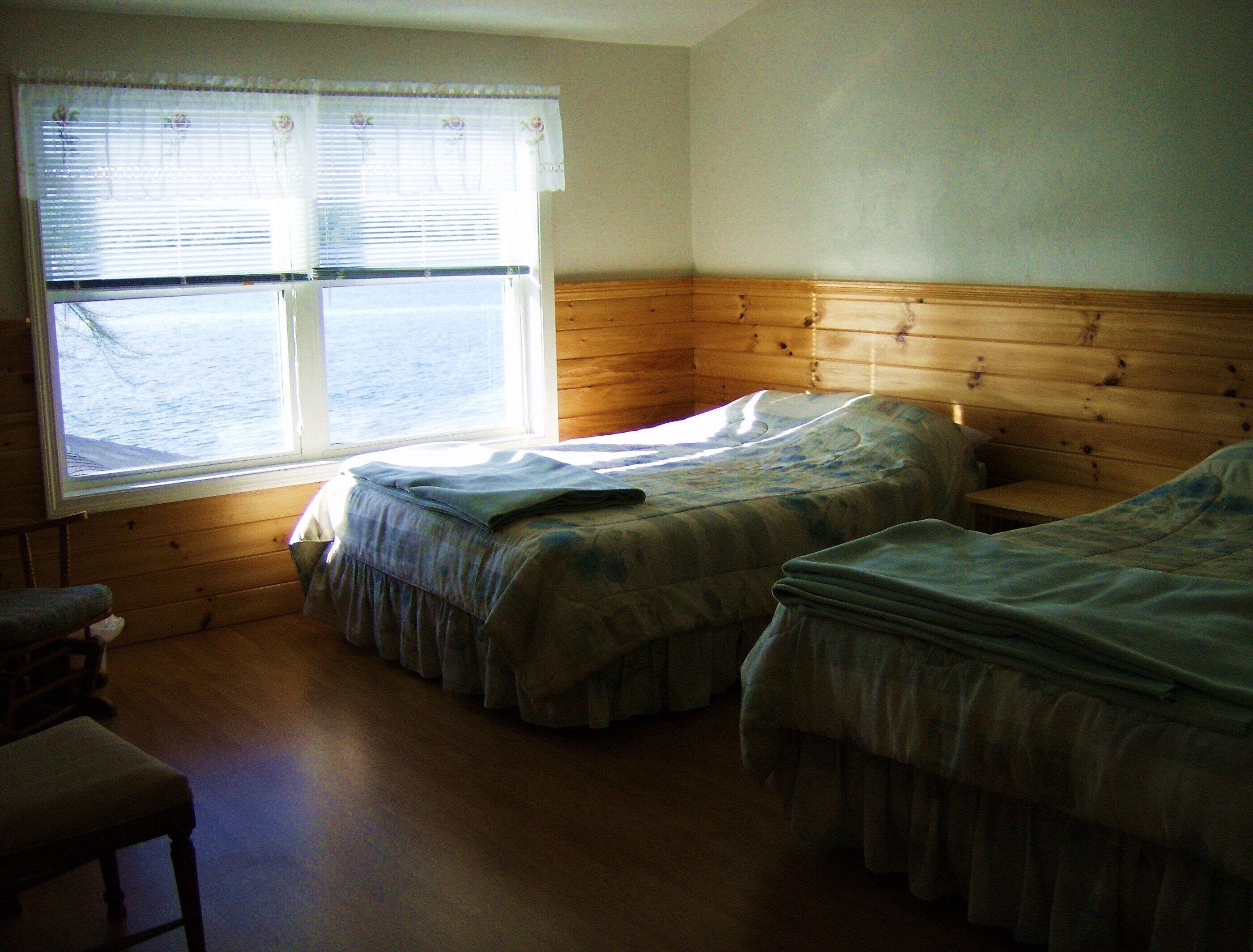 Modern Lakefront 4 Bdrm, 3 Bath, Home Close To Meredith Center, Beautiful Views