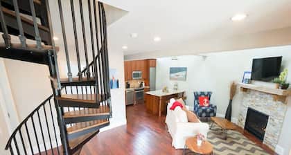 2 Bedrooms w/Loft, Deck and Fireplace on Thames St