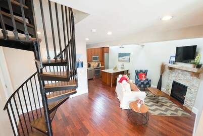2 Bedrooms w/Loft, Deck  and  Fireplace on Thames St
