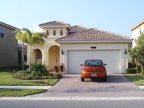 Exterior - Beautiful South Facing Villa on Lake (Estero)