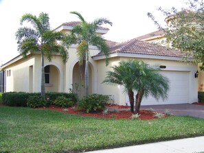 Exterior - Beautiful South Facing Villa on Lake (Estero)