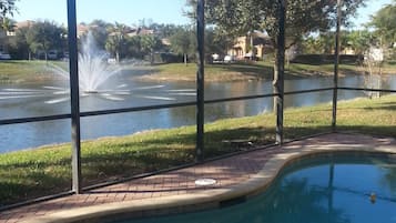 Een buitenzwembad, een verwarmd zwembad