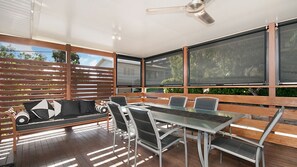 Outdoor dining - Convent Cottage - Pet-Friendly Central Yamba Escape - Holiday Yamba (YAMBA)
