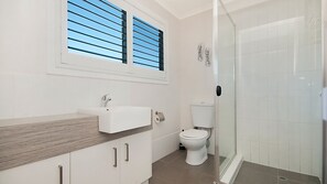 Een douche, een haardroger, handdoeken