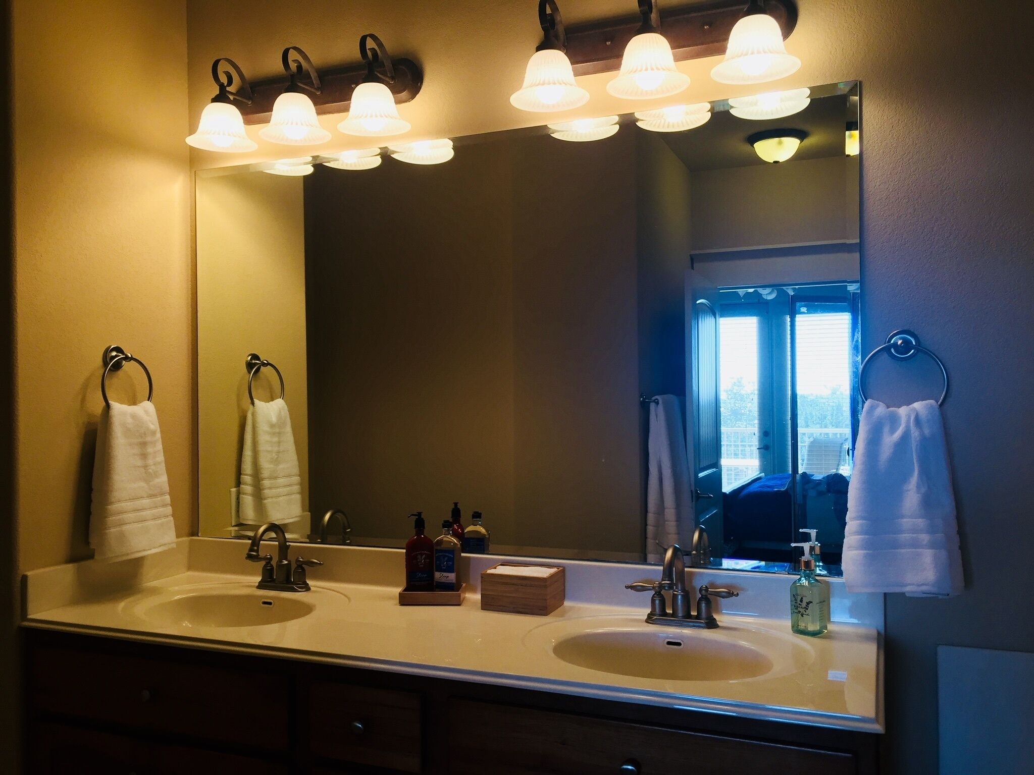 Relaxing Lake Condo Getaway! <br>Enjoy a Fantasic Lakeview for a little R&R